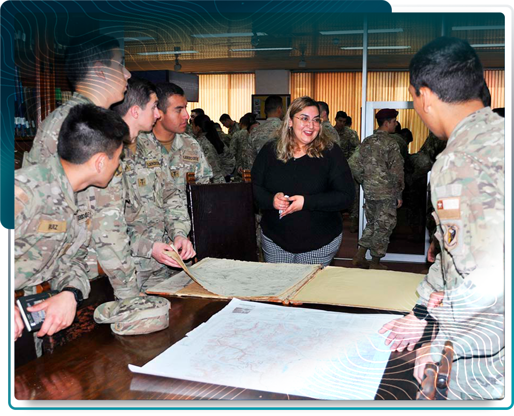 Personal revisando mapas en sala