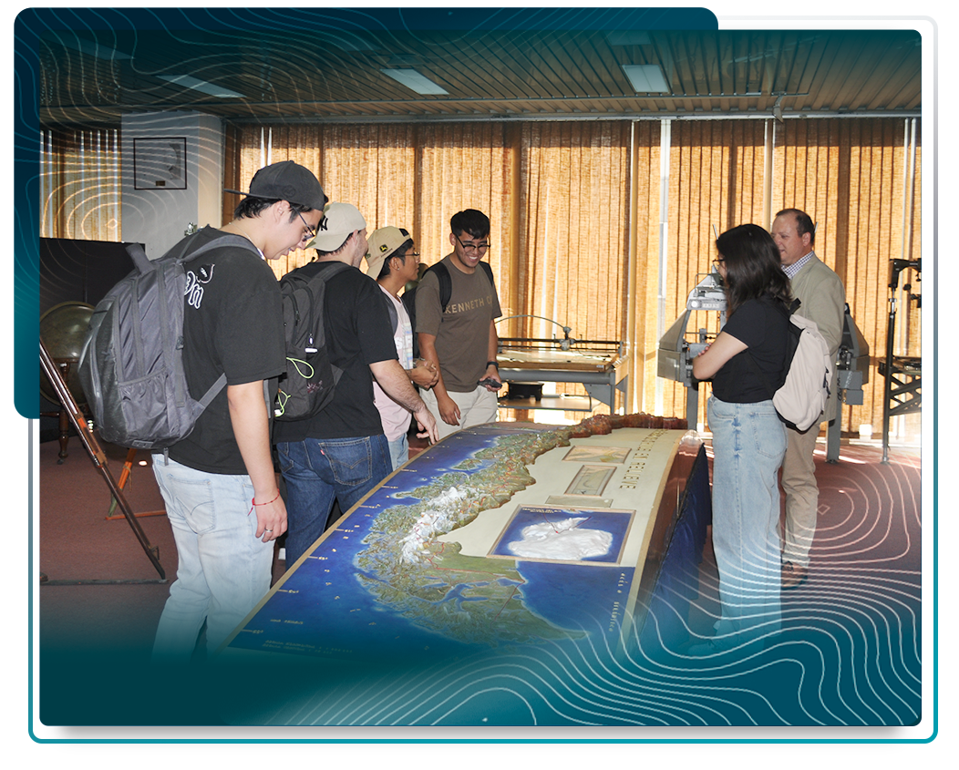 Grupo de personas observando maqueta cartográfica