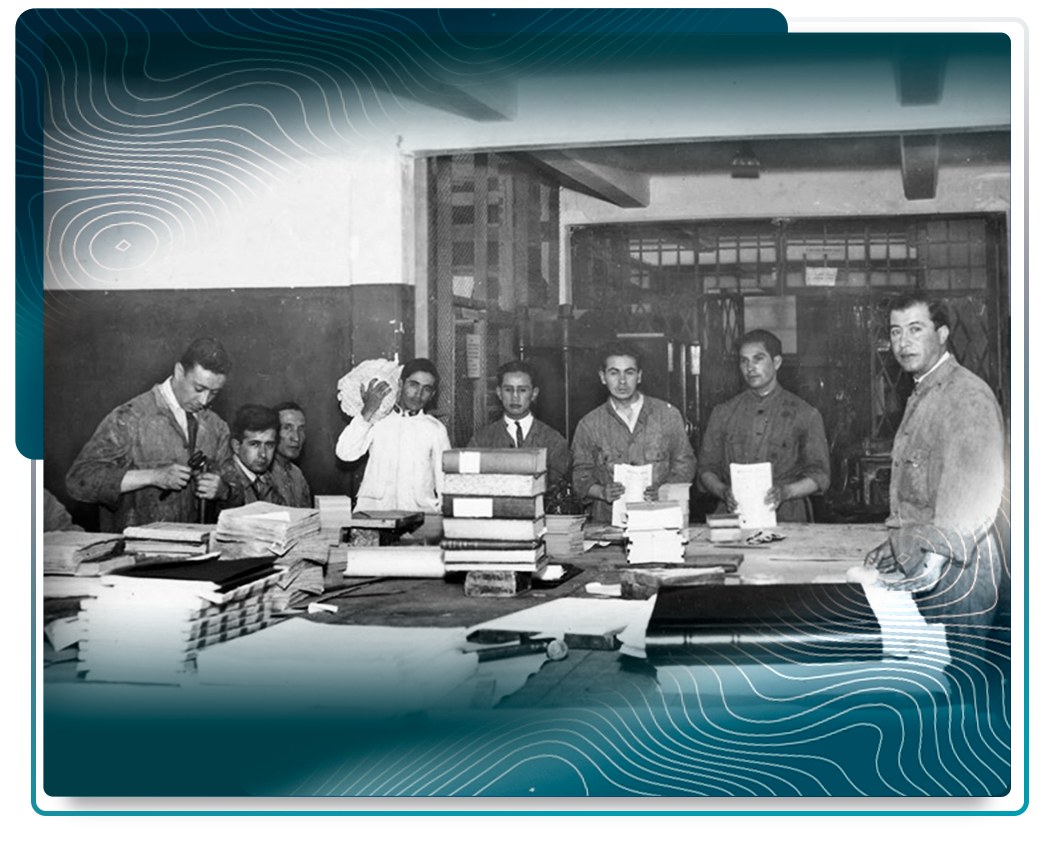 Grupo de personas observando maqueta cartográfica