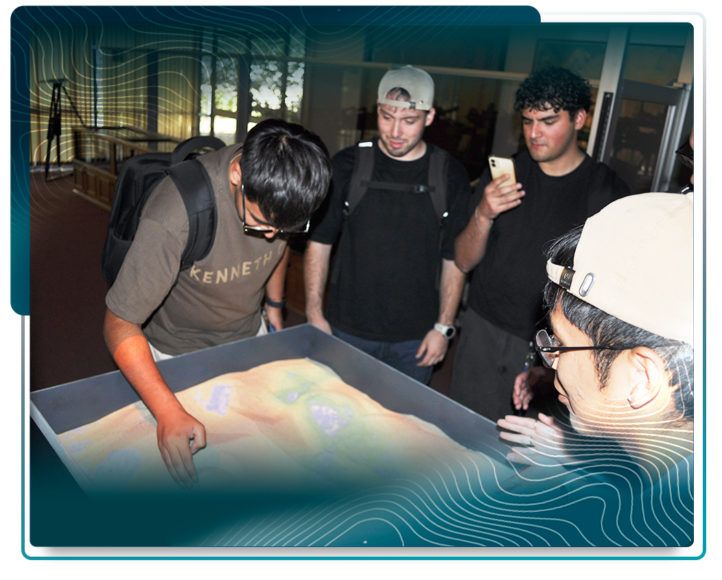 Estudiantes analizando mapa en mesa